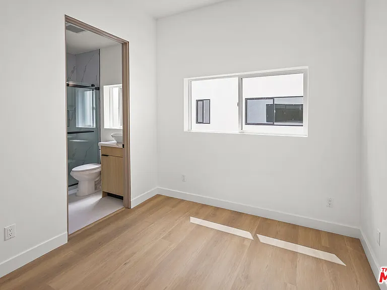 11006 Hortense St #1/2 — Photo 22