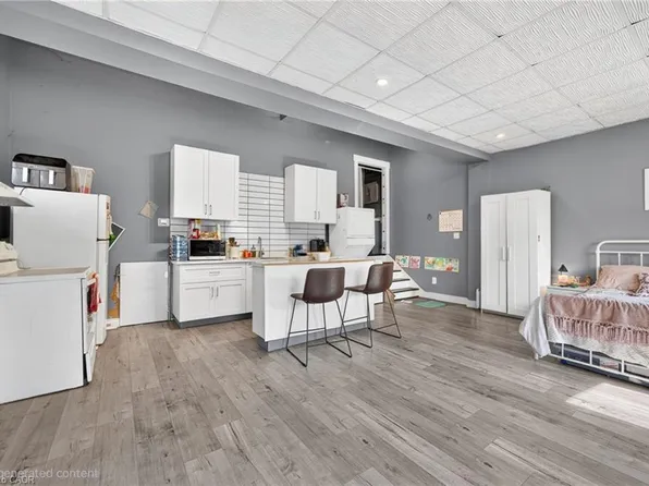 56 E 32nd St, Hamilton, ON L8V 3R6