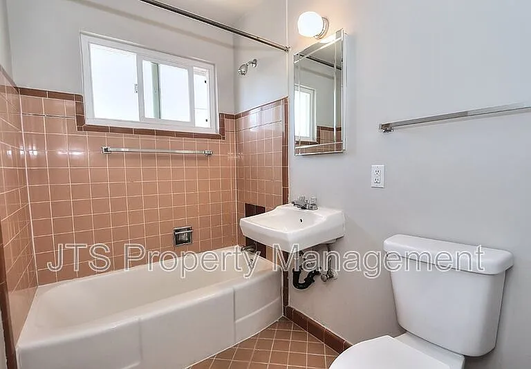 4439 V St #5 — Photo 36