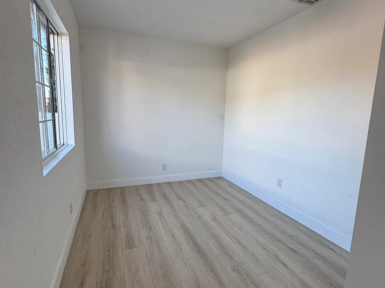 528 N Placentia Ave — Photo 32