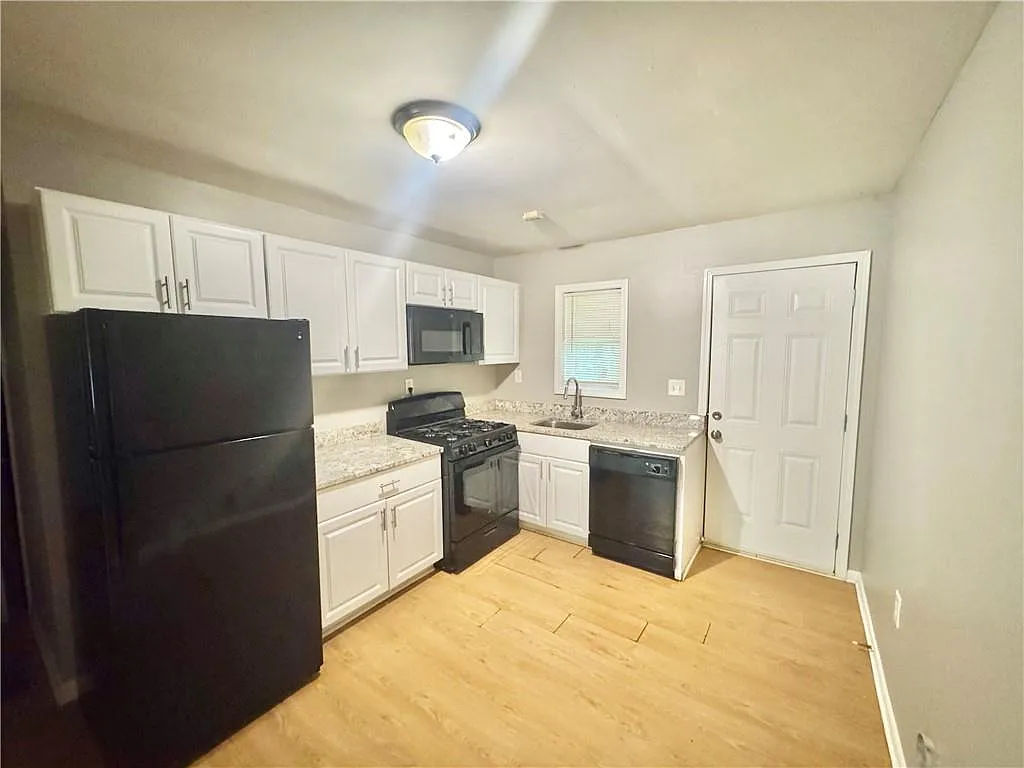 2 bed, 1.0 bath, 1624 sqft, $1,200 — Photo 2