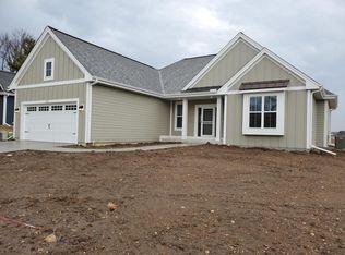 347 Sandy Cir, Pewaukee, WI 53072