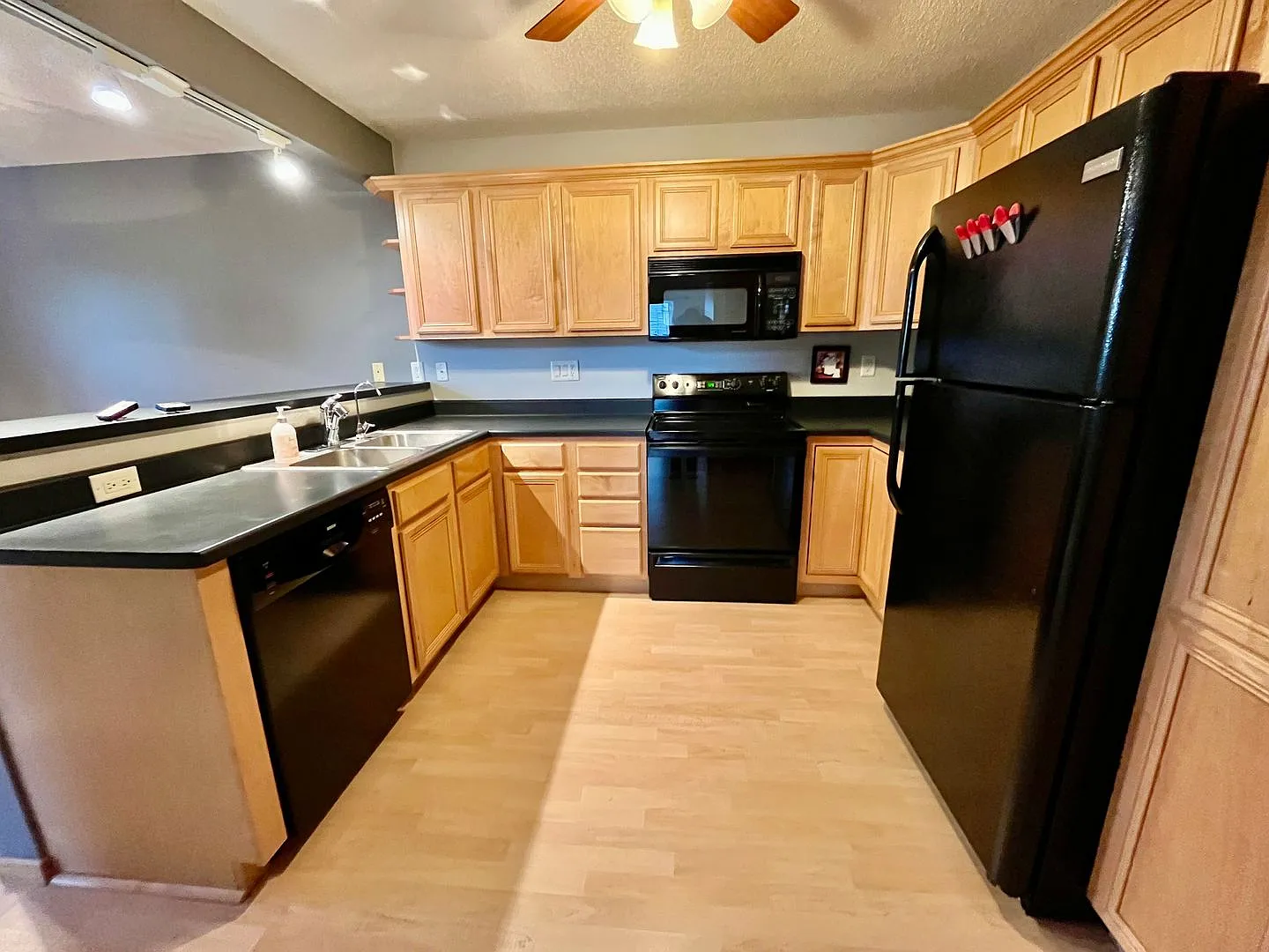 Beautiful 4 Bedroom Townhome! — Photo 3