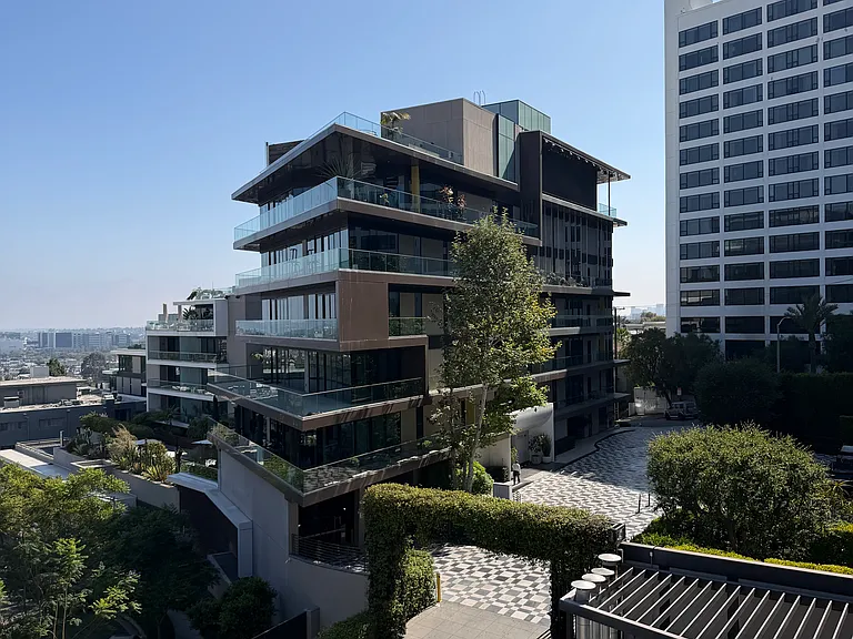 8455 De Longpre Ave — Photo 28