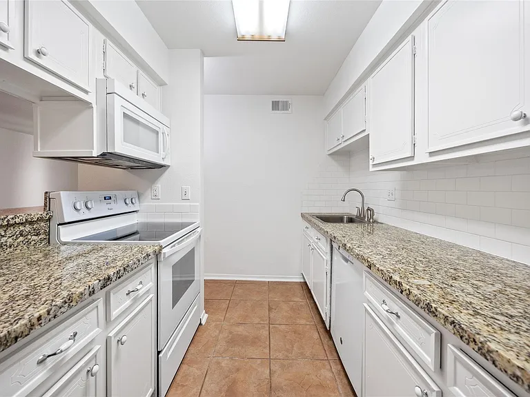 3131 Cummins St #3 — Photo 12