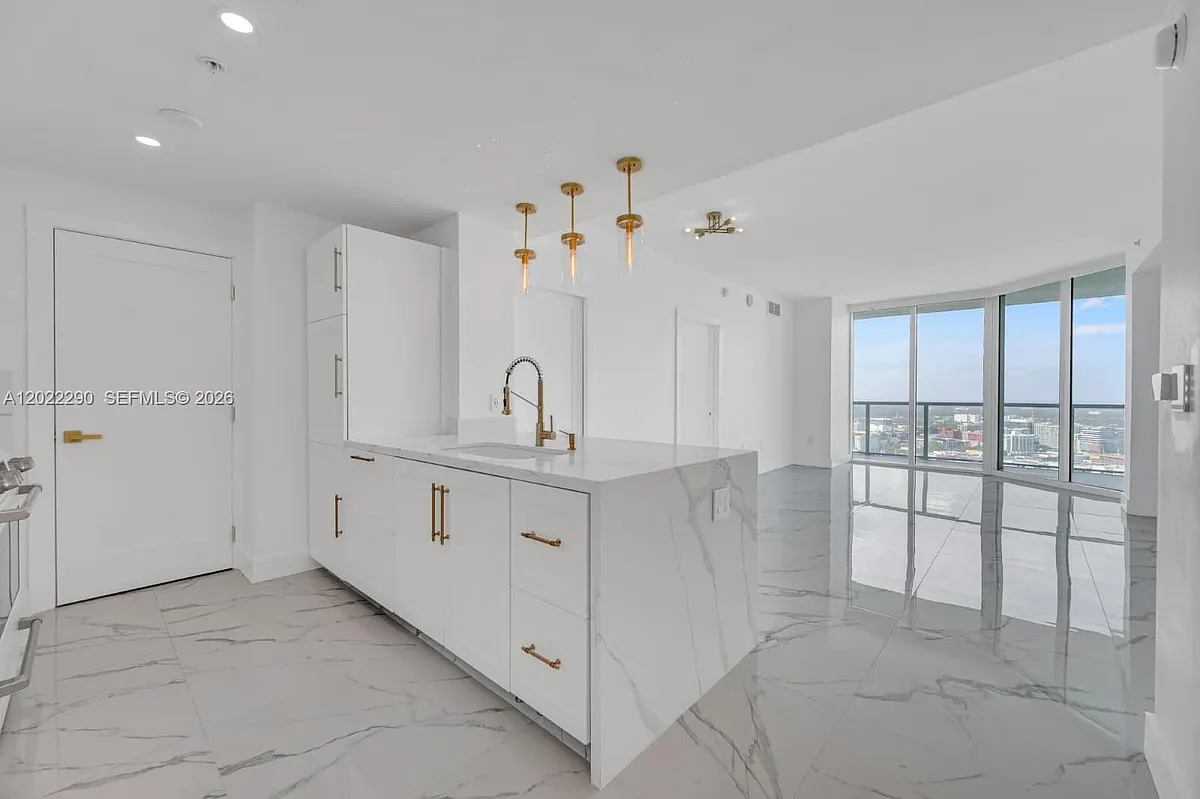 Building Photo - 1900 N Bayshore Dr #3716