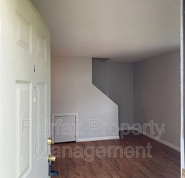 1427 Cherrycrest Dr — Photo 2