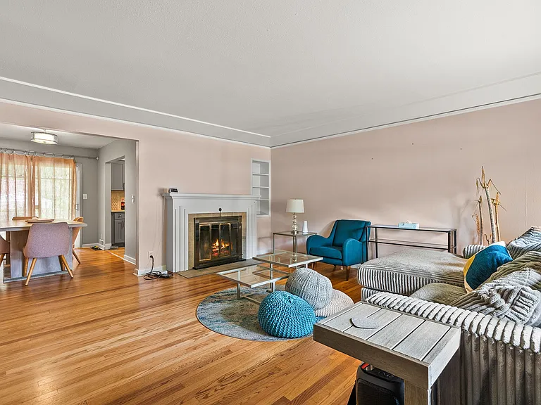 233 NE Holland St — Photo 4