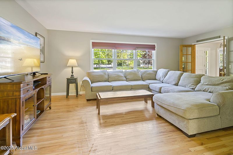 3rd image of 11 Imperial Lane