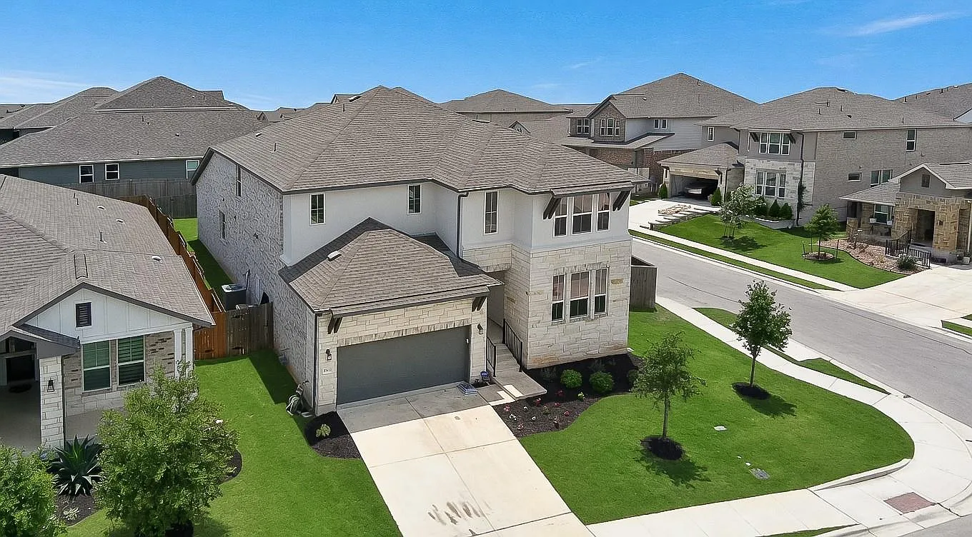 5 bed, 4.5 bath, 3936 sqft, $3,195 — Photo 2