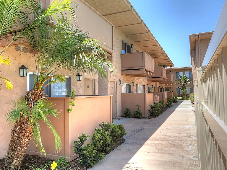 16251 Woodruff Ave — Photo 15