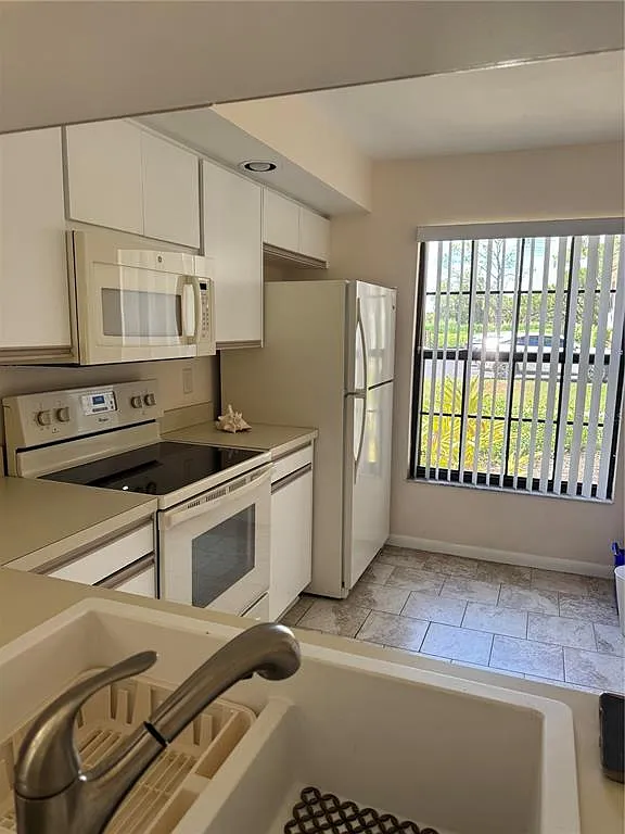 2 bed, 2.0 bath, 1073 sqft, $1,900 — Photo 4