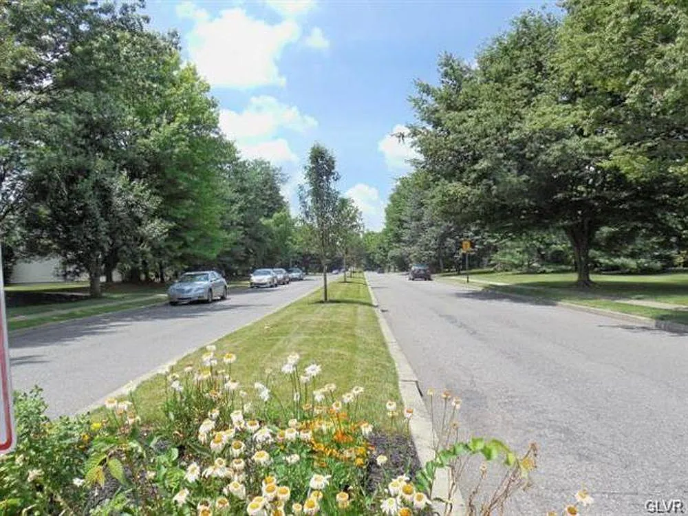 3 bed, 2.5 bath, 1950 sqft, $2,799 — Photo 3