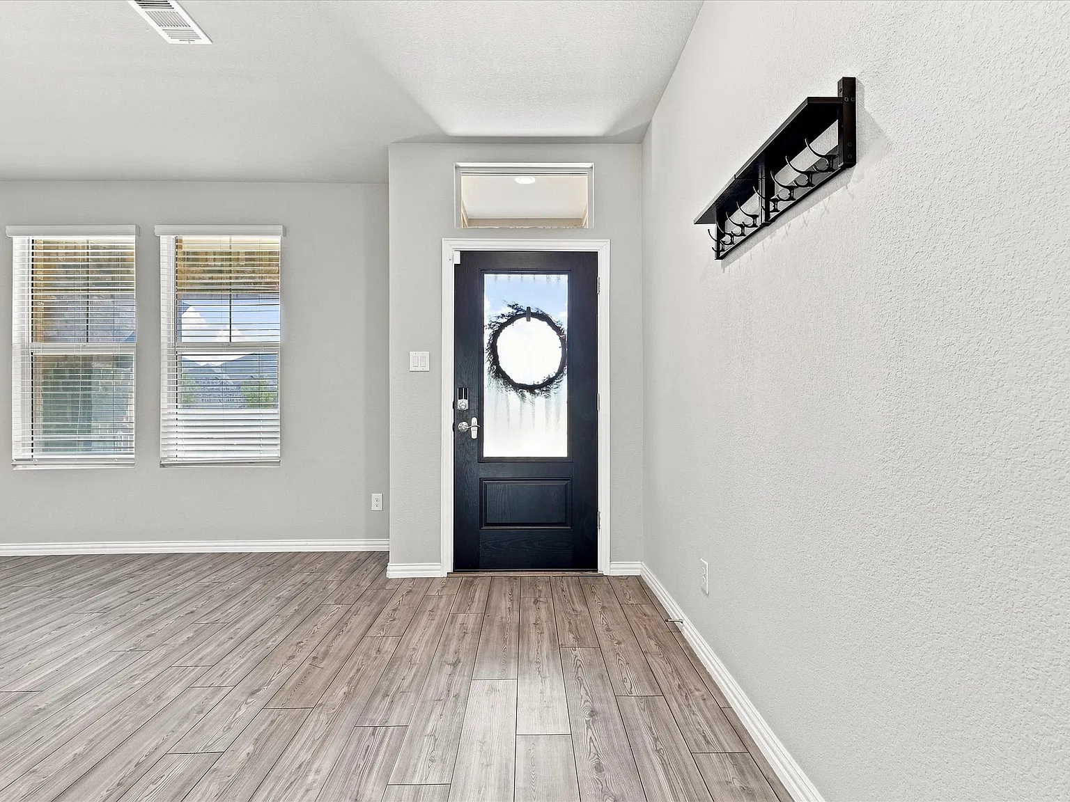 4 bed, 3.5 bath, 3114 sqft, $2,950 — Photo 3