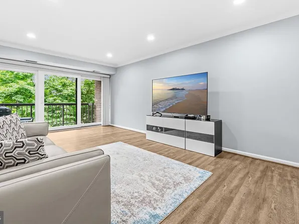 9715 Kings Crown Ct APT 201, Fairfax, VA 22031