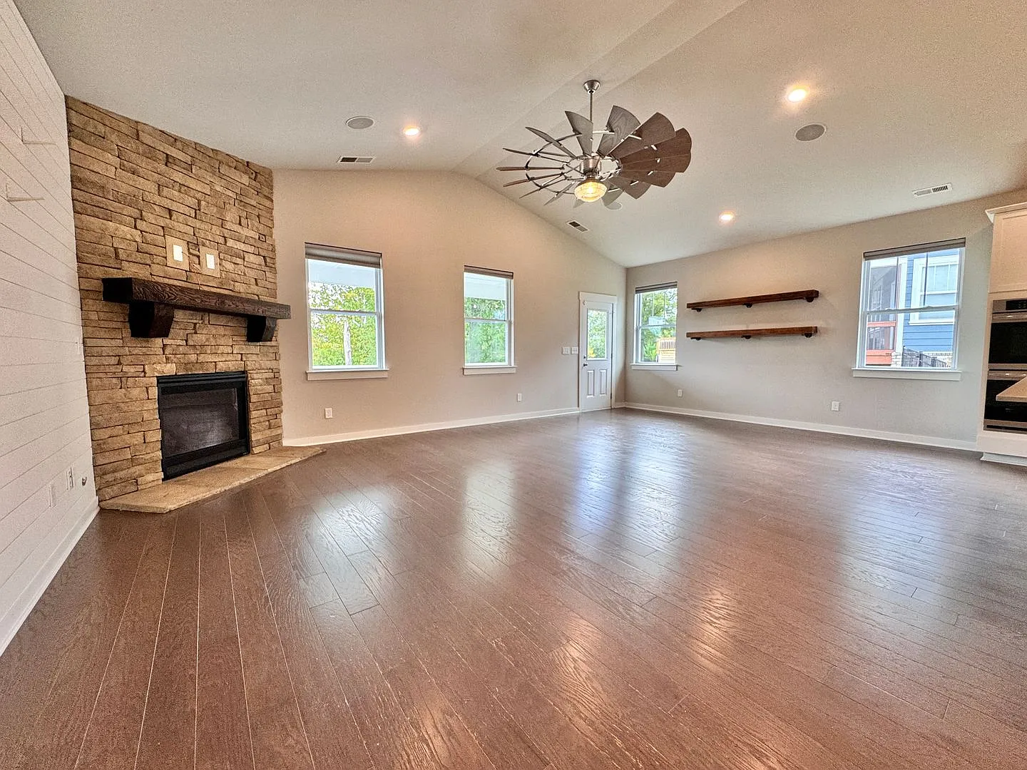 4 Bedroom, 3.5 Bath Home w/ 2 Car Garage — Photo 4
