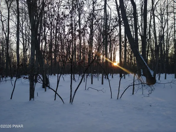 Seminole Dr, Lakeville, PA 18438