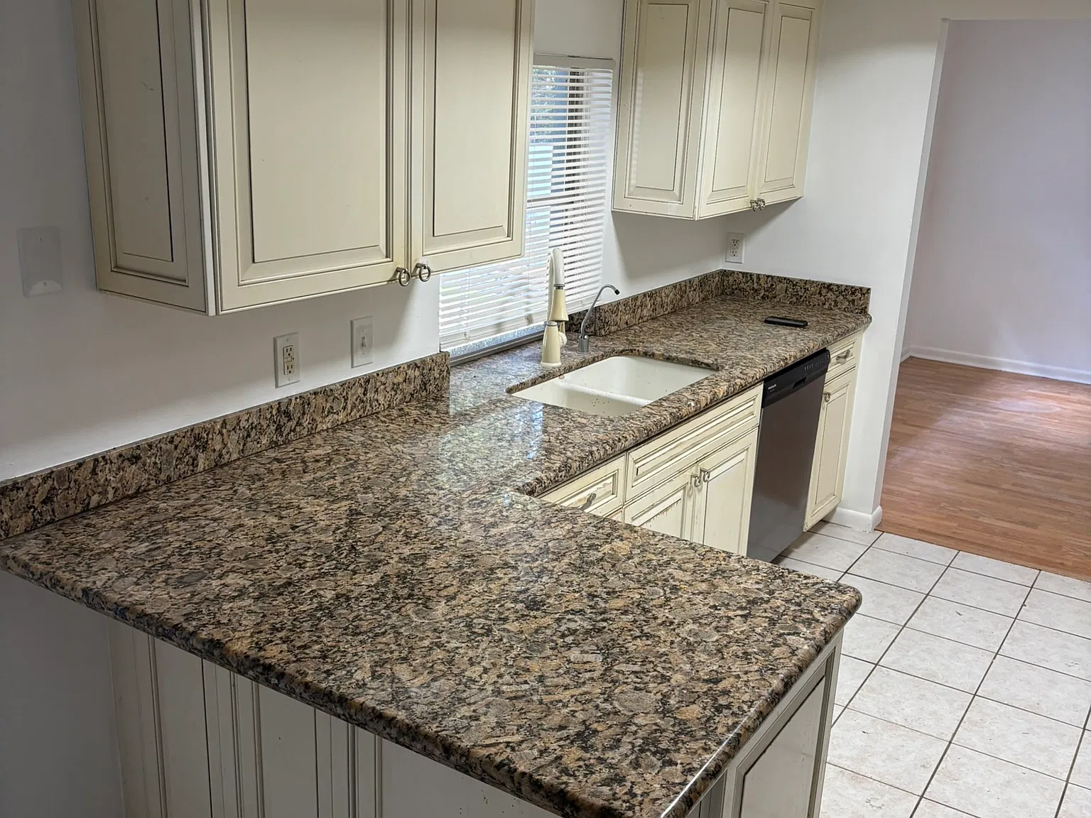 3 bed, 2500 sqft, $3,690 — Photo 4