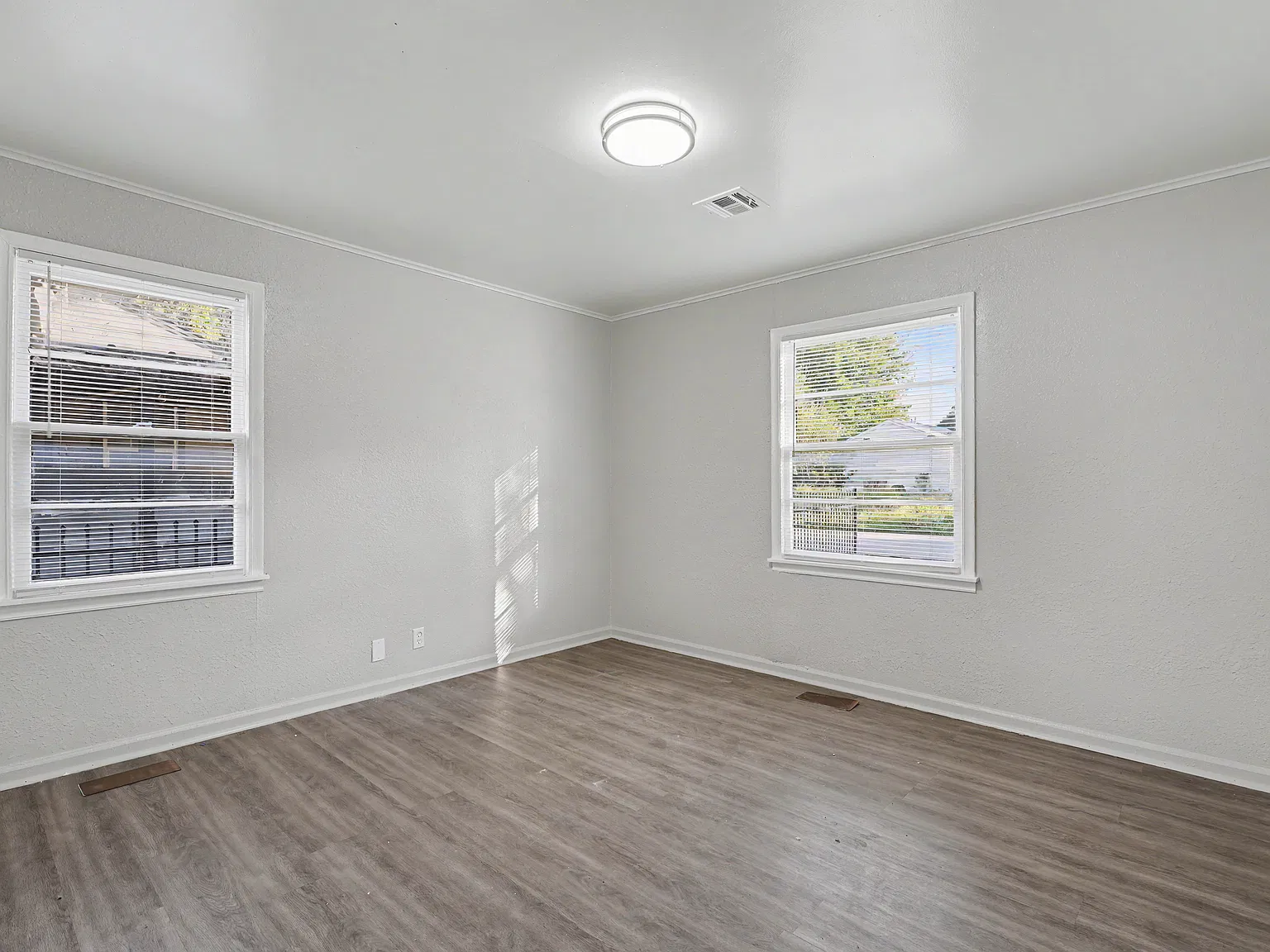 3 bed, 1066 sqft, $1,300 — Photo 3