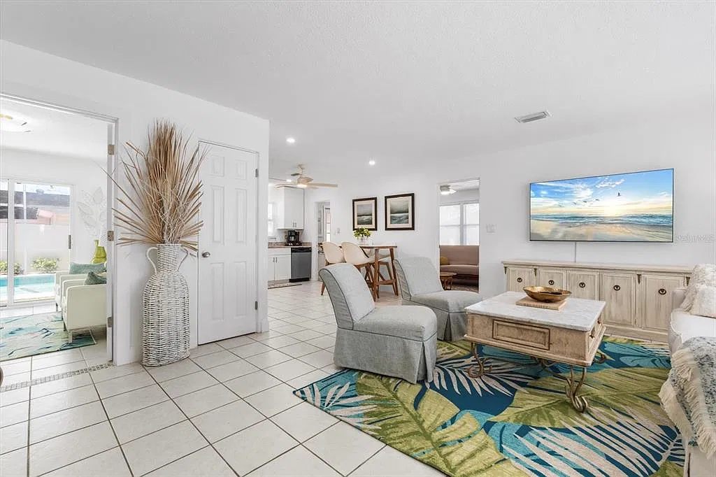 3 bed, 2.0 bath, 1341 sqft, $4,000 — Photo 4