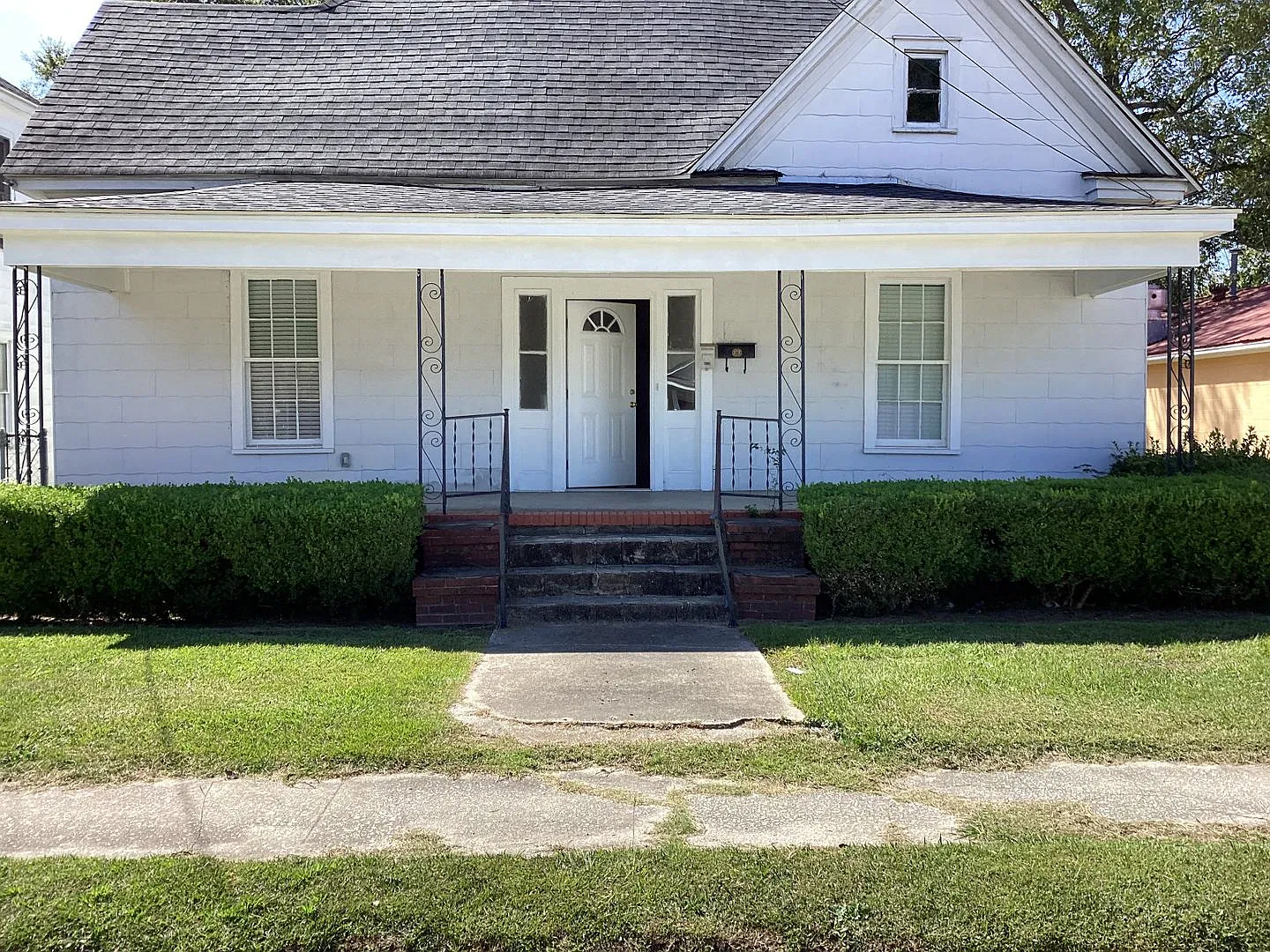 Three bedroom one and a half bath — Photo 1