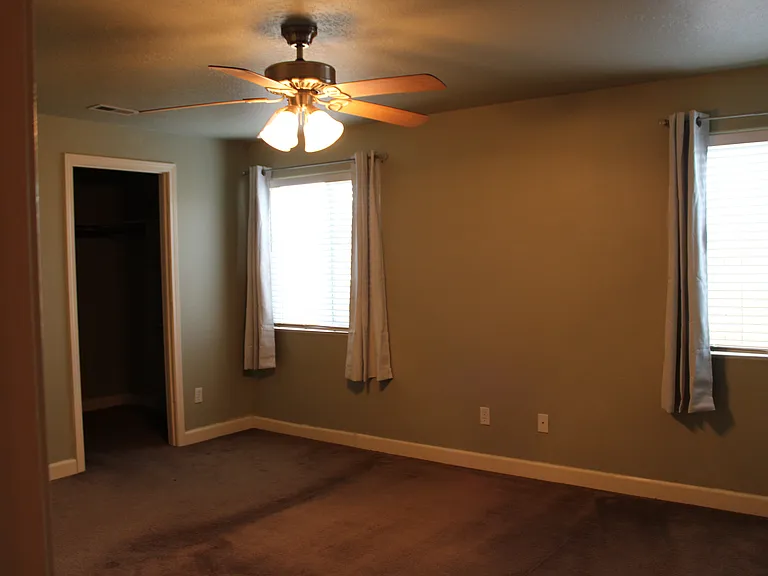 1409 E Raymond Dr — Photo 13