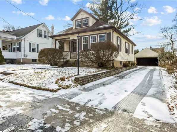 81 Mountain Ave E, Riverside, RI 02915