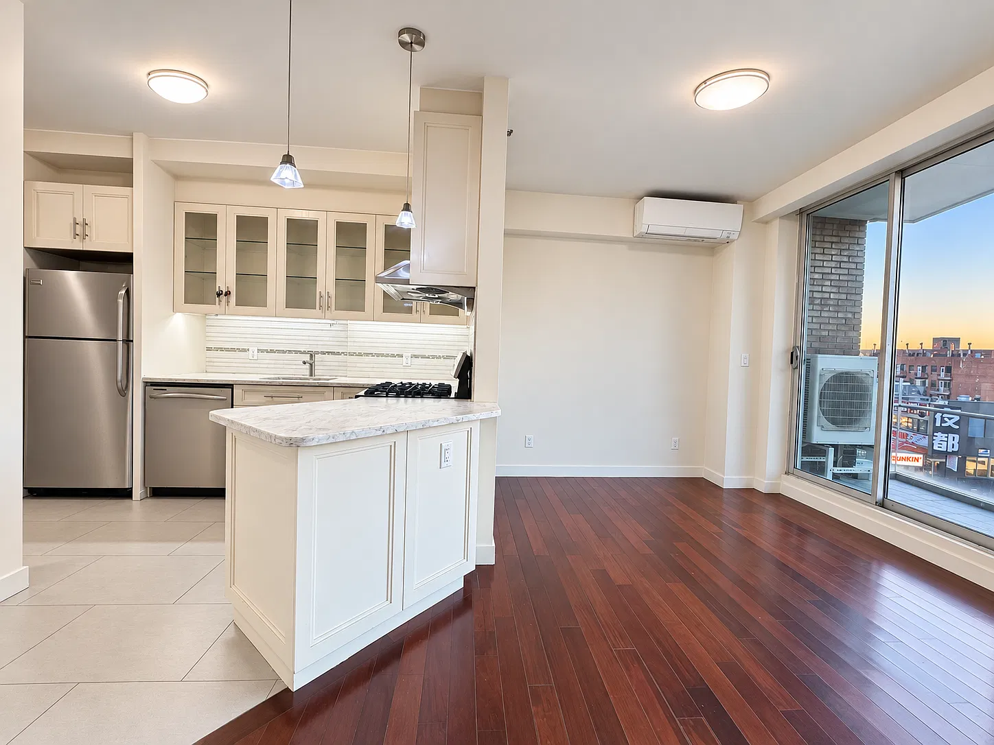 2 bed, 976 sqft, $3,300 — Photo 4