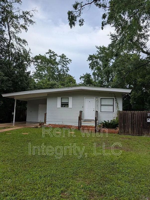 3 bed, 1.0 bath, 912 sqft, $1,250 — Photo 1