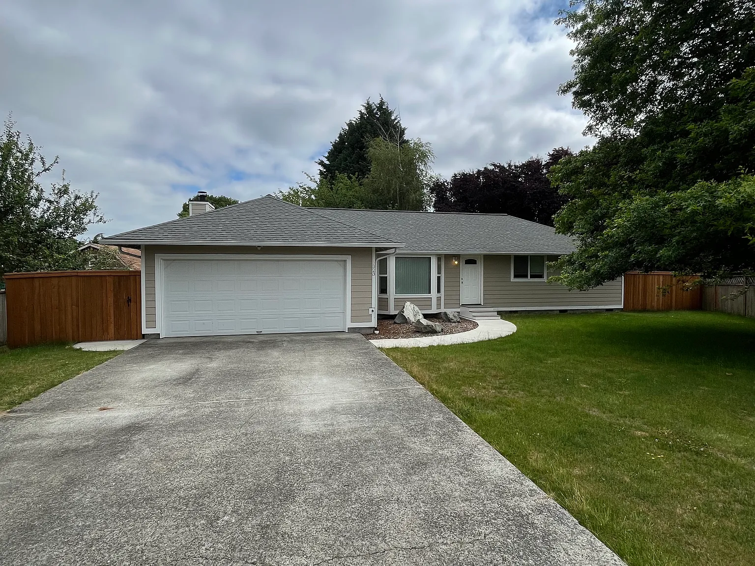 323 Hawthorne Ave S — Photo 1