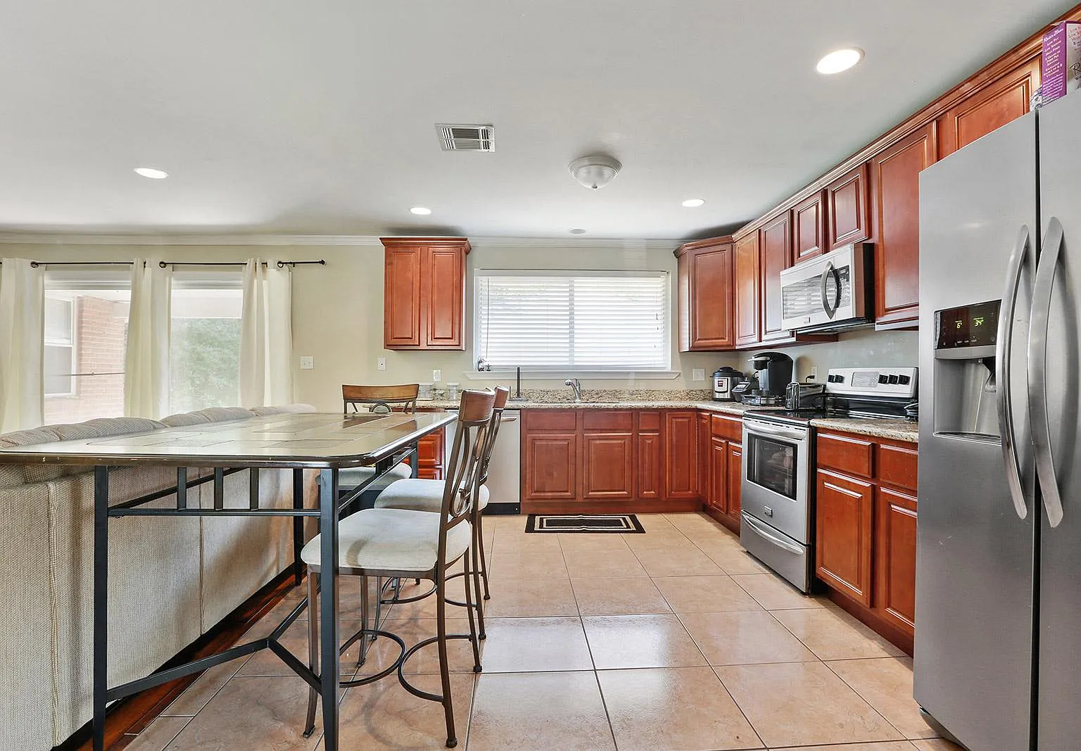 3 bed, 1683 sqft, $2,500 — Photo 3