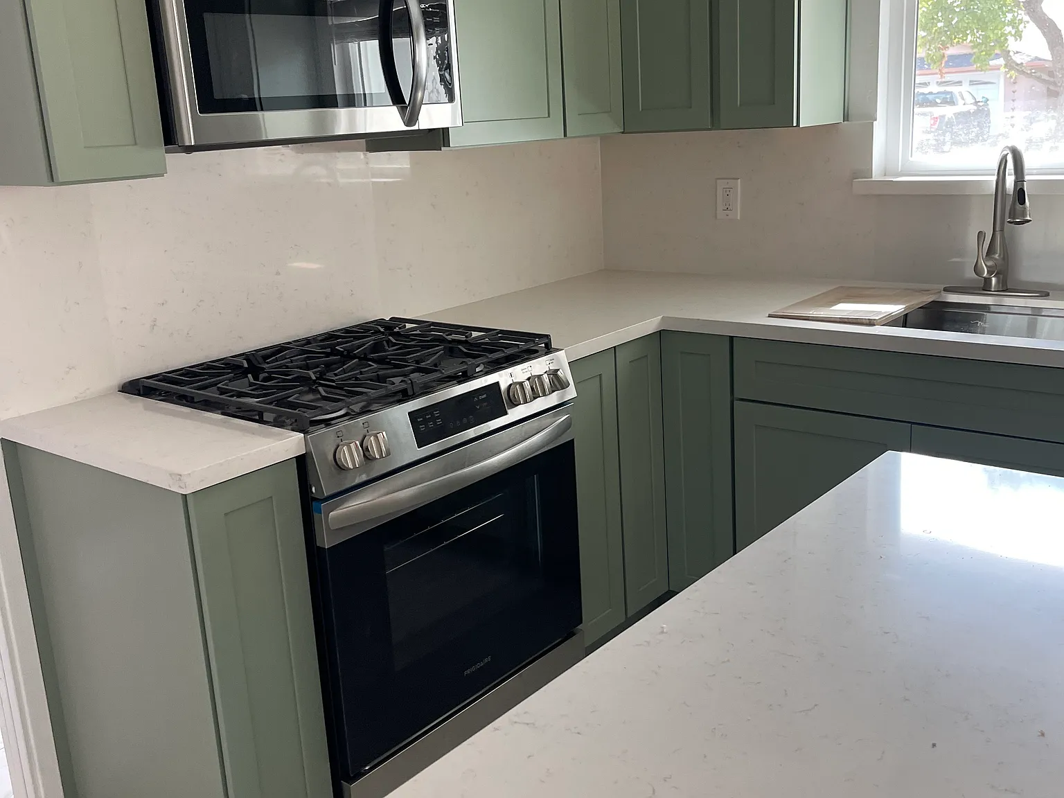 4 bed, 1949 sqft, $4,999 — Photo 3