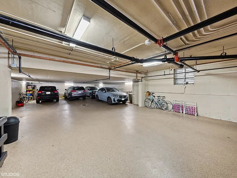 441 W Briar Pl #1 — Photo 18