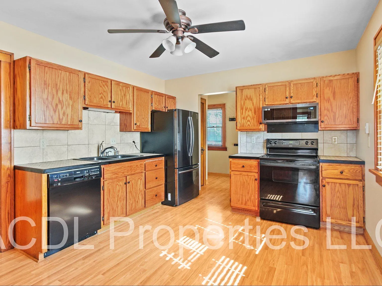 3 bed, 1200 sqft, $1,995 — Photo 2