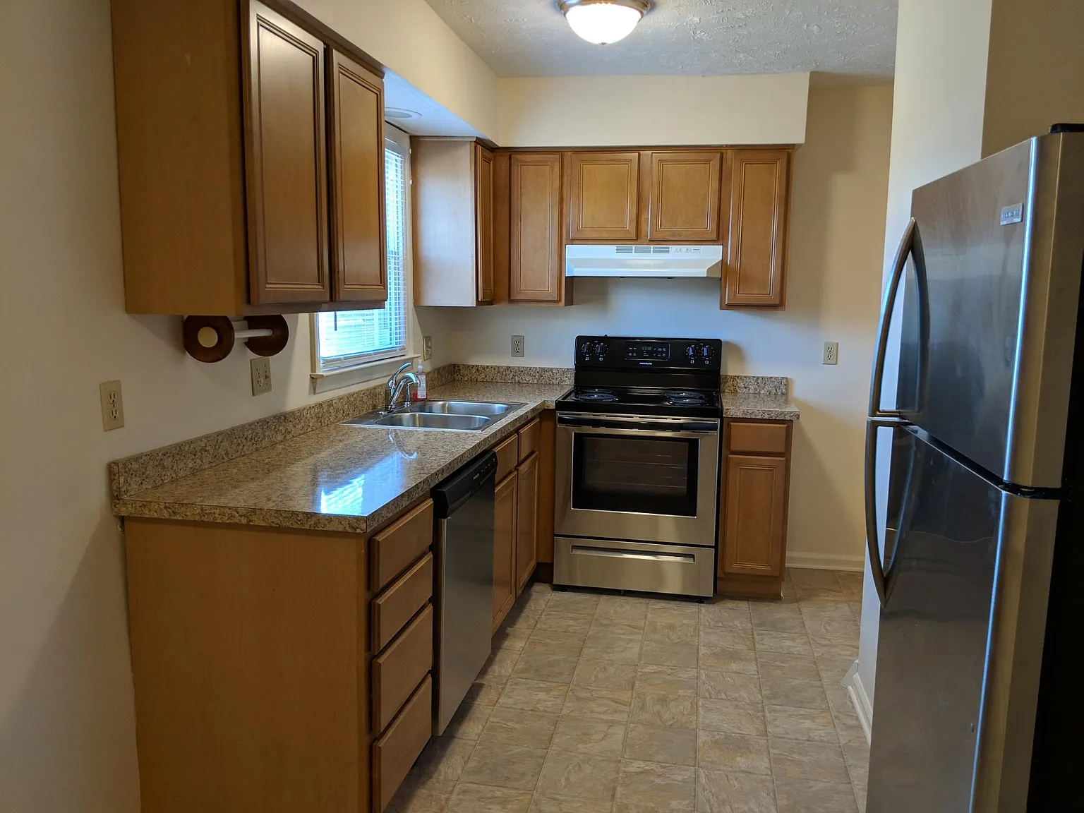2 bed, 1.5 bath, 1720 sqft, $1,300 — Photo 3