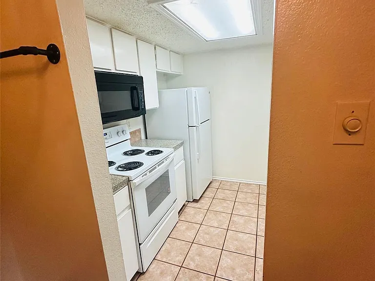 2401 Leon St #307 — Photo 12