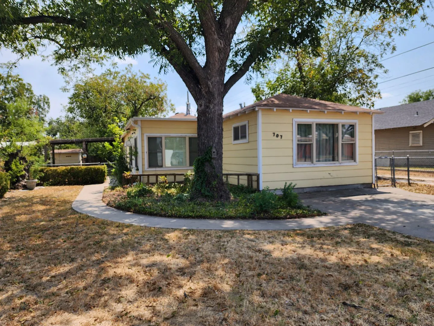 Cozy 3 Bedroom 1 Bath 1432 Sq Ft Home Coming Soon! — Photo 2