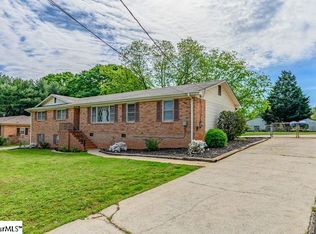 3 Brooks Rd, Mauldin, SC 29662