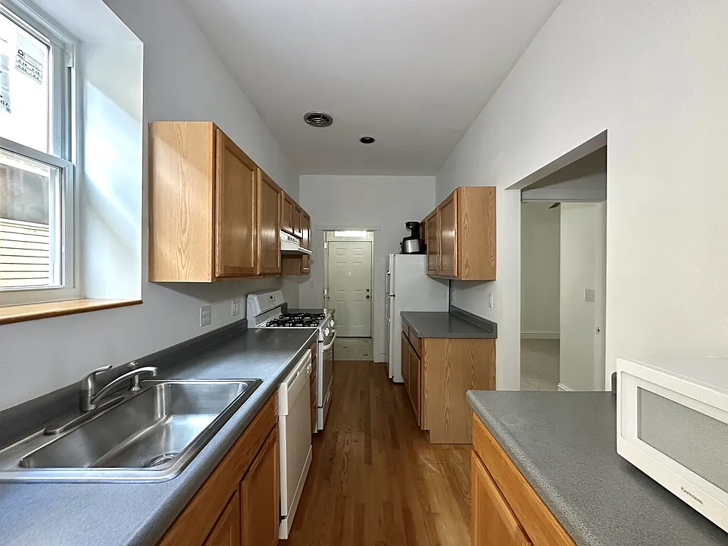 Building Photo - 1358 N Bosworth Ave #3C