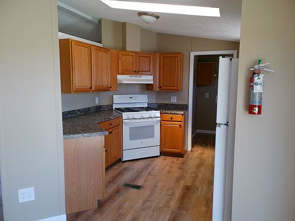 5th image of 28 Elm Ln