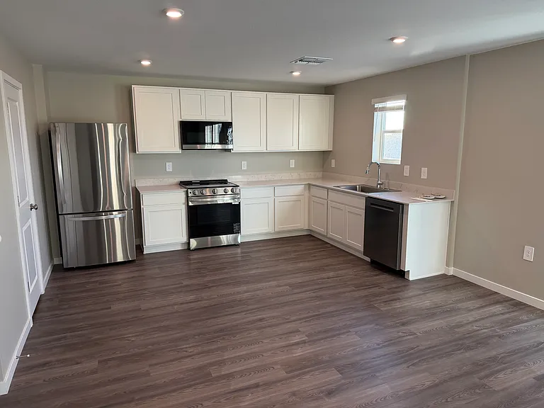 596 W Van Haren St — Photo 2