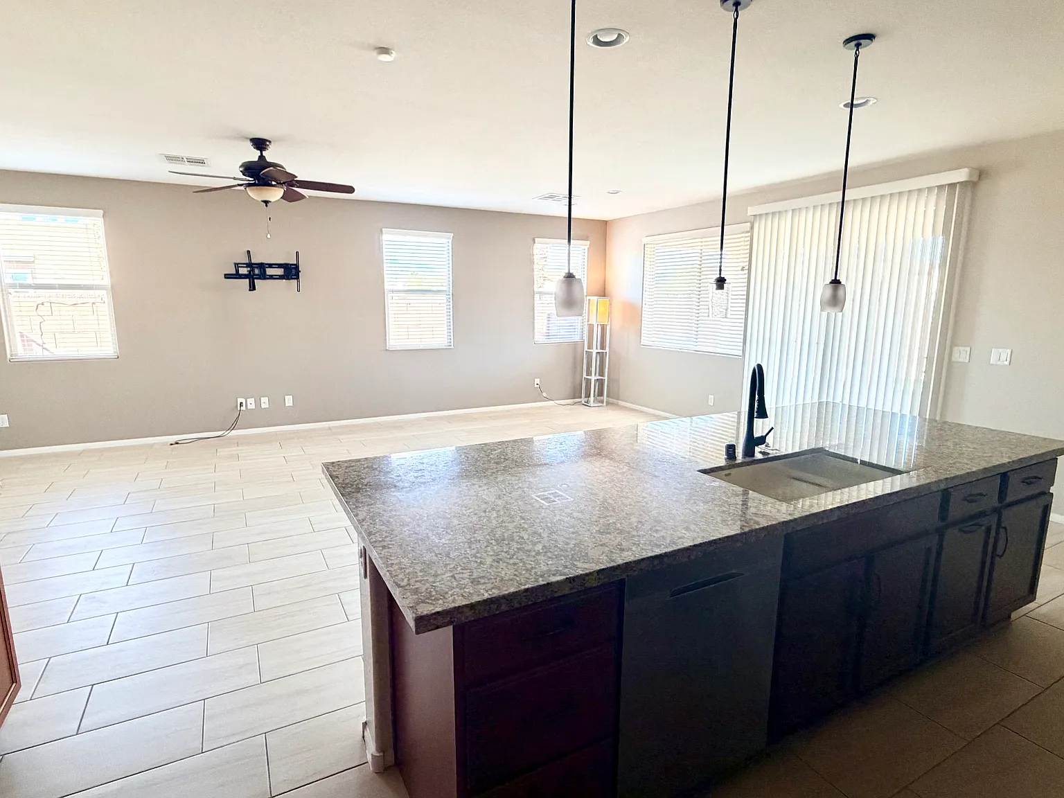 3 bed, 1880 sqft, $2,300 — Photo 4