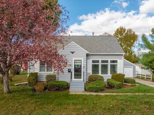 921 W 7th St, Cedar Falls, IA 50613