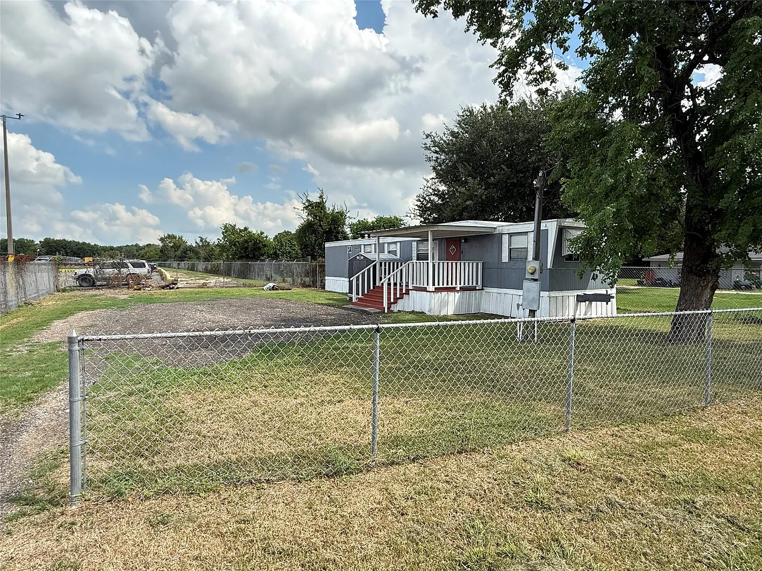2 bed, 1.0 bath, 672 sqft, $900 — Photo 2