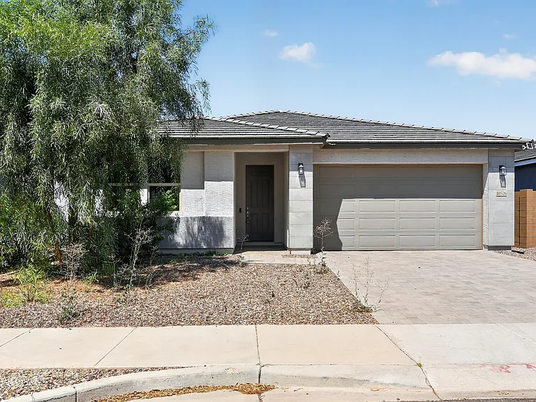 10526 S 56th Ln — Photo 1