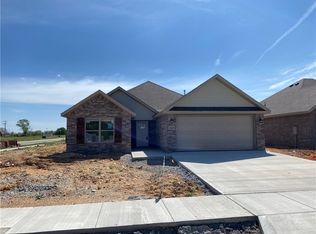 1020 Riverside Dr, Centerton, AR 72713