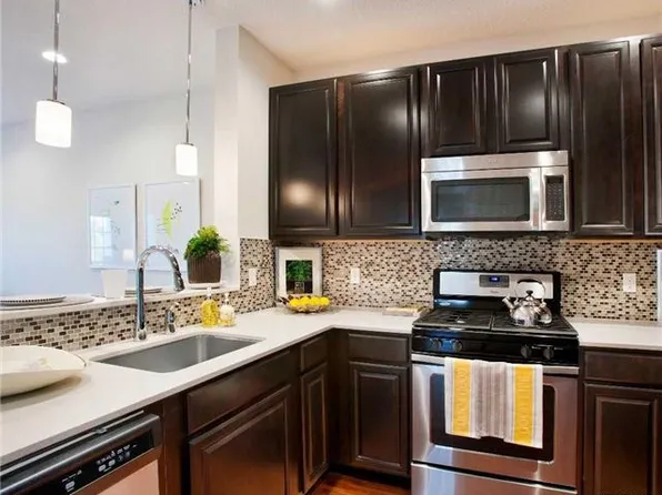 214 Clubhouse Cir, Melville, NY 11747