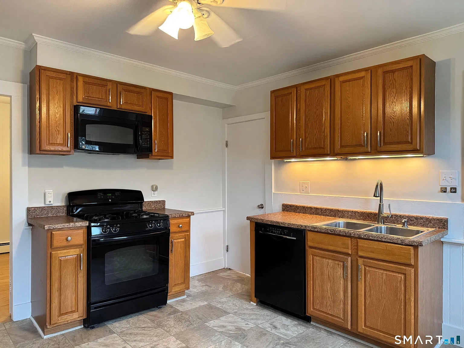 3 bed, 1.0 bath, 1066 sqft, $2,300 — Photo 2