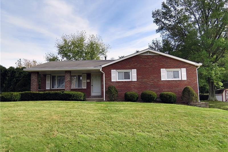 1st image of 221 Pinewood Dr