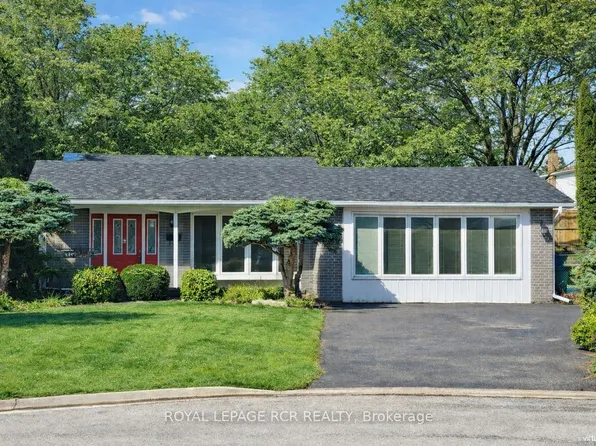 827 Legge Ct, Newmarket, ON L3Y 3J1